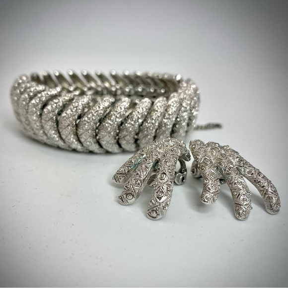 VINTAGE Monet 60’s Etched Silver Tone Link Bracelet and matching clip earrings - Picture 1 of 15